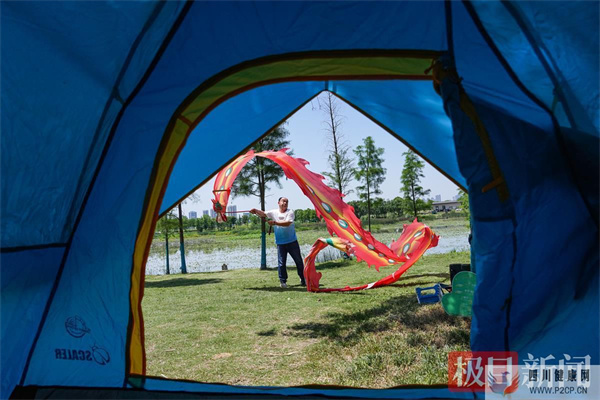 喝茶聊天，舞龙健身，市民享受假日好时光(图1)