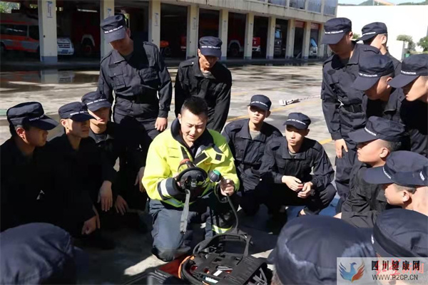 致敬劳动者|全国“五一劳动奖章”获得者张刚:150余次抢险“抢”出的工匠精神(图1) 致敬劳动者|全国“五一劳动奖章”获得者张刚:150余次抢险“抢”出的工匠精神(图1)