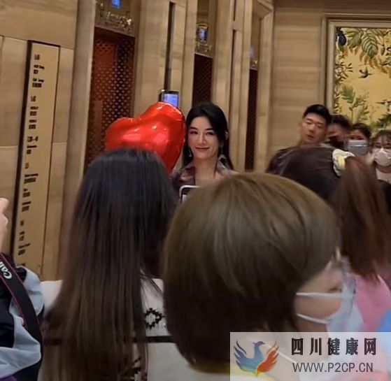 长沙：黄奕酒店被粉丝偶遇，皮肤紧致手抓气球，“不像44岁女人”(图1)