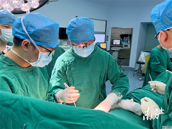 中山一男子颈部神经断裂!医生移花接木巧用脚踝神经“绣花”(图1) 中山一男子颈部神经断裂!医生移花接木巧用脚踝神经“绣花”(图1)