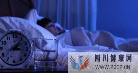 糖尿病人晚上喝水，对血糖不利？医生：白开水可以，有3种水少喝(图1)