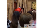 长沙：黄奕酒店被粉丝偶遇，皮肤紧致手抓气球，“